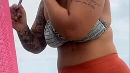 Tá na praia e já estou inchada e molhadinha pronta pra levar rola