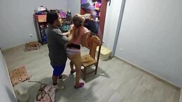 câmera oculta me capta follado a mi hermanastra en su cumpleaños ella me invitó a jugar el baile de la silla y la terminé clavando en 4 sobre su silla