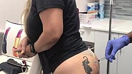 Inyección en el spa para clienta rubia con tatuaje en la nalga, sesión 2