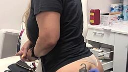 Inyección en el spa para clienta rubia con tatuaje en la nalga, sesión 2