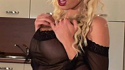 Blonde babe shoves a dildo deep in her tight ass! 🍑