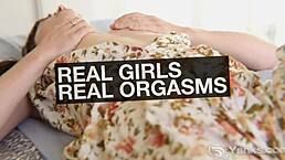 Busty giullietta fucking a toy