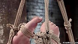 捆绑美女接受粗暴假阳具猛插在变态奴隶游戏中