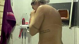 fazendo chamada de video pro vizinho enquanto o corno ta na sala vendo futebol