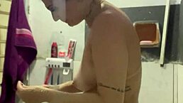 fazendo chamada de video pro vizinho enquanto o corno ta na sala vendo futebol