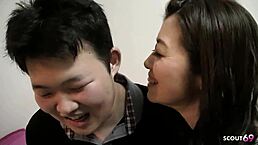 日本熟女被男孩和老男人诱骗进入业余MMF三人行