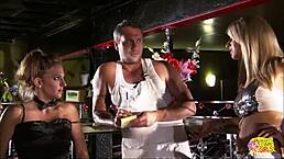 瘦金发女服务员下班后热辣女同舔紧逼