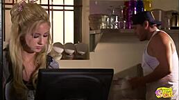 瘦金发女服务员下班后热辣女同舔紧逼