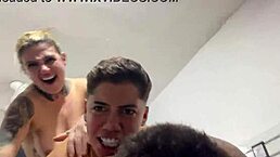 Aquele sexo gostoso sentindo a socada ate o fim no cu e na buceta no pelo ate gozar juntos