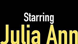 美熟女朱莉亚·安抠热湿骚逼