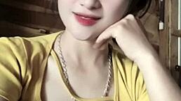 越南女孩在性感音乐视频中惊艳