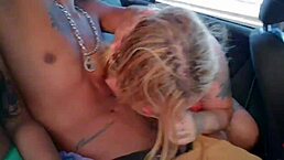 Putaria no pelo no carro em movimento.