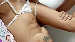 Mi hermanastra graba como follo a su amiga latina en doggystyle!