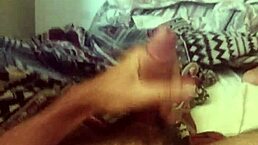 moreno gostoso se masturbando deitado
