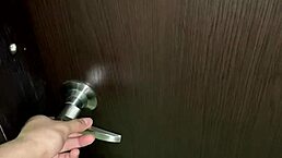 Me cansé de ver la novia de mi amigo acostada y me la terminé follado duro hasta correrme 😏