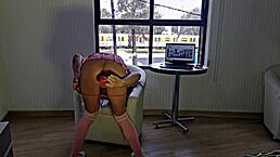 prostituta en hotel esperando cliente mientras se abre el culo