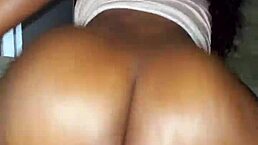 La madrastra más sexy de la historia se folla a su hijastro sin que su marido se dé cuenta