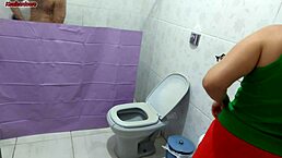 madrasta coloca uma cortina no banheiro só para olhar o enteado no banho