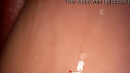 ella tiene un orgasmo y se chorrea mientras le doy de a perrito