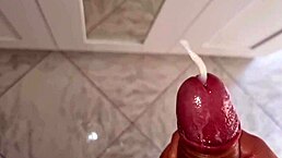 Apri la bocca e bevi la mia sborra troia dialogo sporco italiano - sborrata di un ragazzo sexy in t-shirt