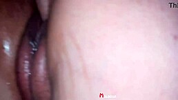 ella tiene un orgasmo y se chorrea mientras le doy de a perrito