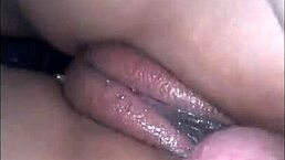 ella tiene un orgasmo y se chorrea mientras le doy de a perrito