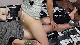 que buenos sentones me da la mujer de mi amigo en navidad con su co�o apretado