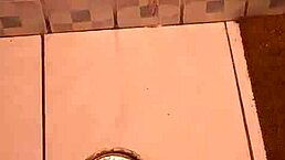 mi madrastra me encuentra masturbandome con su tanga y me lo chupa parte 1