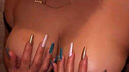 mi madrastra me encuentra masturbandome con su tanga y me lo chupa parte 1