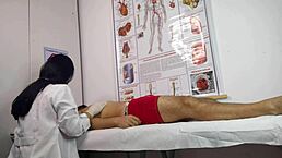 Paciente fica excitado na frente da enfermeira sexy amadora com monster cock dirty banging uncensored