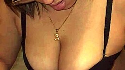 mi madrastra me encuentra masturbandome con su tanga y me lo chupa parte 1