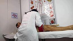 Paciente fica excitado na frente da enfermeira sexy amadora com monster cock dirty banging uncensored