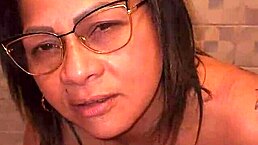 mi madrastra me encuentra masturbandome con su tanga y me lo chupa parte 1