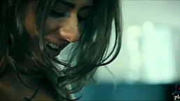 欧洲辣妹边做饭边玩热辣女同，厨房互舔骚逼屁眼