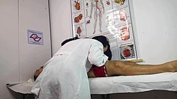 Paciente fica excitado na frente da enfermeira sexy amadora com monster cock dirty banging uncensored