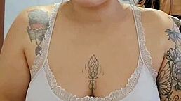 quando eu fico com tesão, o farol acende e eu mostro meus peitos grandes