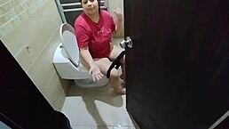 espié a mi hermanastra en el baño y me obliga a follarle el culo grande