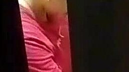 espié a mi hermanastra en el baño y me obliga a follarle el culo grande