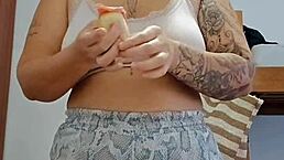 quando eu fico com tesão, o farol acende e eu mostro meus peitos grandes