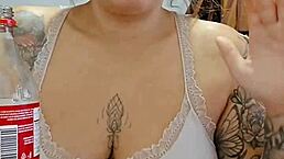 quando eu fico com tesão, o farol acende e eu mostro meus peitos grandes