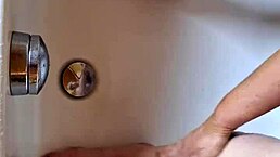 Dreckige Füße in der Badewanne waschen