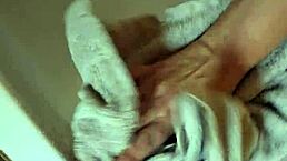 Dreckige Füße in der Badewanne waschen