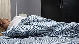 饥渴继女勾引继父上钩？