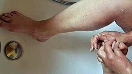 Dreckige Füße in der Badewanne waschen