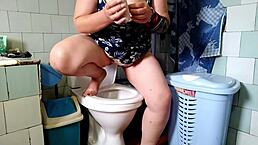 sexy cougar in toilet with huge ass fetish 😜