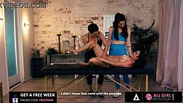 辣妹Olive Glass和Evelyn Claire全女油推骚逼