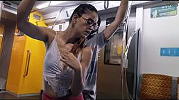 estudante deixa estranho se esfregar em sua bunda por trás em público no ônibus