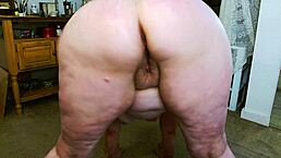 Shaking my big juicy ass for Jordan, you see that mature tease?