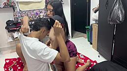 Me follo a mi hermanastra por su coño