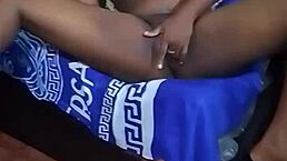 após o squirting ela continua se masturbando with those big pussy lips dripping wet 💦😩